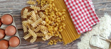 Birkaç çeşit ham makarnanın arka planı, yakın plan.