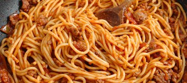 Spagetti bolonez, tavada pişirme.