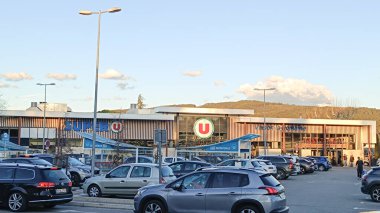 Vaison La Romaine, Vaucluse, Fransa - 03292024: otopark ve öğleden sonra Super U mağazasının ön yüzü