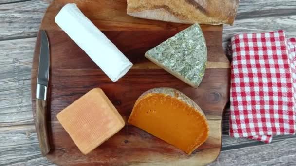法国奶酪盘 在切菜板上 — 图库视频影像