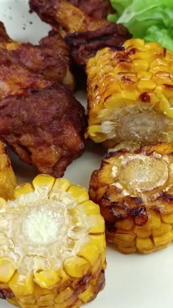 닭고기 스틱과 접시에 옥수수 — 비디오