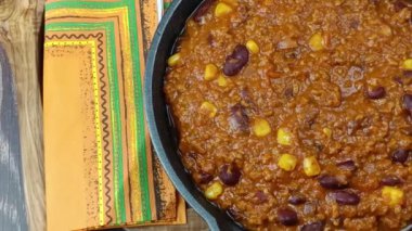 Geleneksel Meksika yemeği: Biftek ve kırmızı fasulyeli chili con carne.