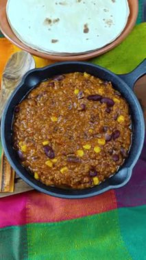 Geleneksel Meksika yemeği: Biftek ve kırmızı fasulyeli chili con carne.