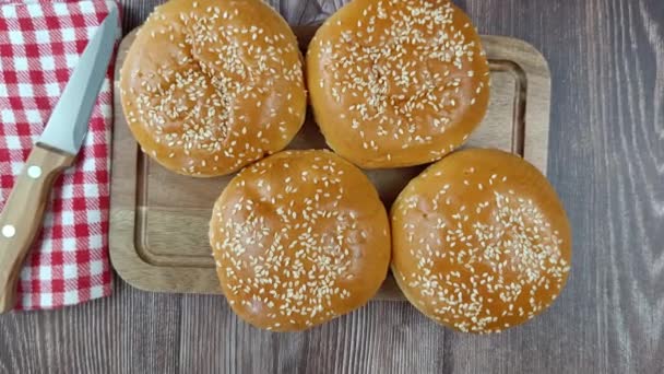 汉堡包小面包 特写镜头 放在桌子上 — 图库视频影像