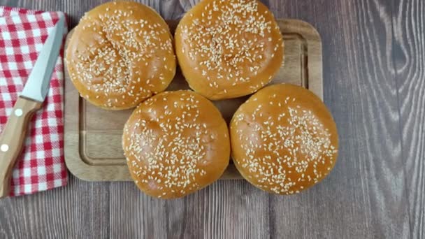 汉堡包小面包 特写镜头 放在桌子上 — 图库视频影像