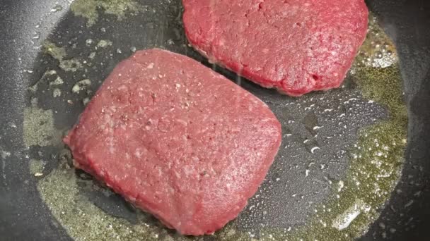 牛肉はステーキを採取し 鍋で調理する — ストック動画