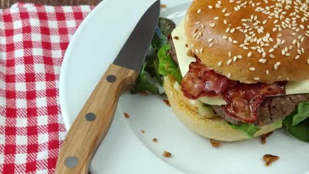 Hamburguesa Con Tocino Carne Res Cerca Plato — Vídeo de stock