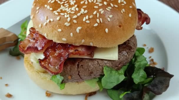 Sajtburger Szalonnával Marhahússal Közelről Tálcán — Stock videók