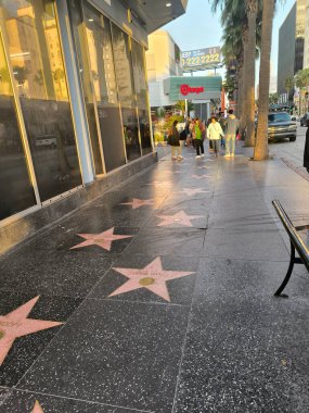Los Angeles, Kaliforniya, ABD - 02252024: Güneşli bir günde Los Angeles Şöhret Yolu üzerinde Hollywood Caddesi.