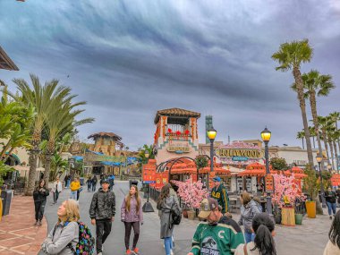 Universal City, Los Angeles, ABD - 02262024: Universal Studios 'un Simpsons bölgesi, Hollywood, Los Angeles. ABD. Simpsonlar ünlü bir komedi dizisidir.