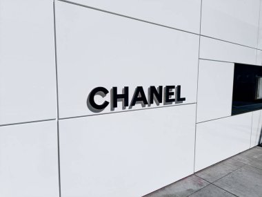 Beverly Hills, California, ABD - 02282024: Chanel, Beverly Hills 'teki mağazasında bulunan ünlü markanın adı