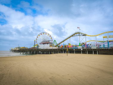 Santa Monica, California, ABD - 02282024: Pasifik Parkı ve Santa Monica Plajı manzarası, Los Angeles, Kaliforniya, ABD