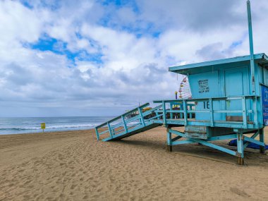Santa Monica sahilindeki cankurtaran kulübesi. Pasifik Okyanusu Kıyısı Los Angeles ABD.