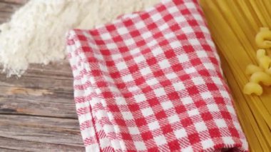 Birkaç çeşit çiğ makarna, yakın plan..