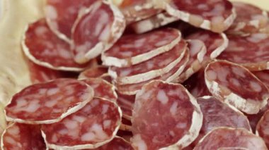 Dilimlenmiş sosis ve kiraz domatesli meze tabağı.