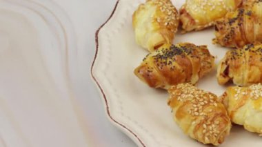 Pastırmalı küçük kruvasanlar.