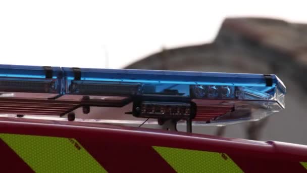 介入中の消防車の点滅灯灯のクローズアップ — ストック動画
