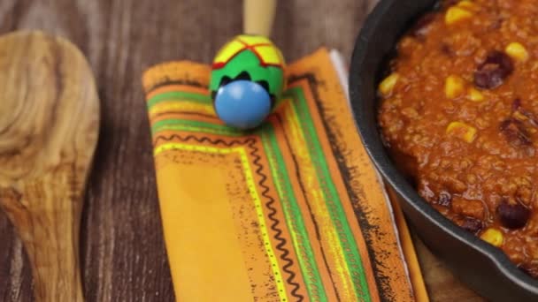 伝統的なメキシコ料理 地上の牛肉と赤豆とチリのコンテナ — ストック動画