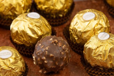 Vaison la romaine, Vaucluse, Fransa - 02142024: Masaya yayılmış Ferrero Rocher marka çikolatalar