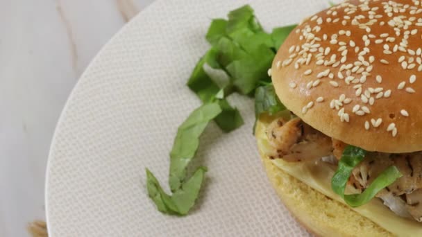 Chicken Burger Nahaufnahme Auf Einem Teller — Stockvideo