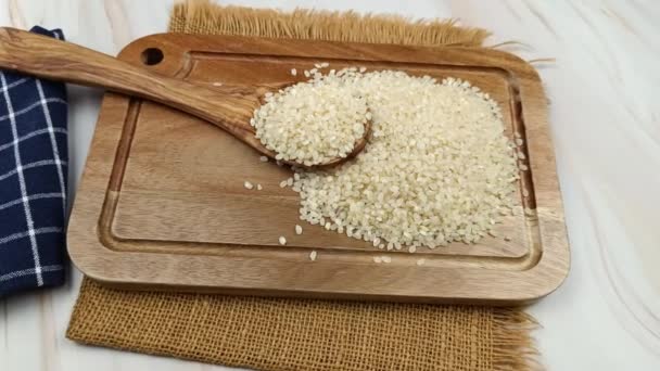 Haufen Reis Aus Nächster Nähe Auf Einem Tisch — Stockvideo