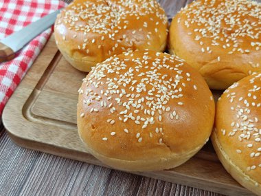 Hamburger için çörekler, yakın plan, masanın üstünde.