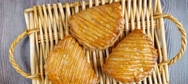 Bir masada birkaç elma turtası