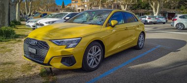Vaison la Romaine, Vaucluse, Fransa - 04032024: Park yerinde park edilmiş Audi A3 marka bir araba manzarası