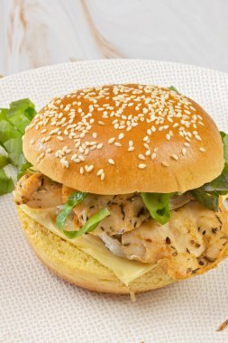 Tavuklu burger, yakın plan, tabakta.