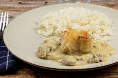 Mantarlı kümes hayvanları ve pirinç sosu, yakın plan, bir tabakta.