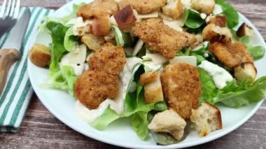 Bir tabak sezar salatası, yakın plan, masanın üstünde.