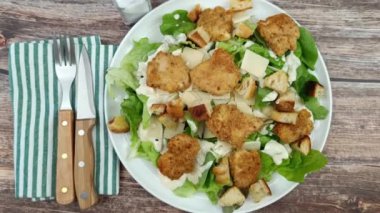 Bir tabak sezar salatası, yakın plan, masanın üstünde.