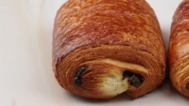 İki çikolatalı ekmek, yakın plan, masanın üstünde.