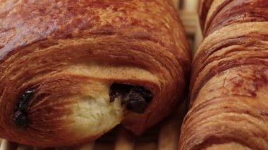 Ay çöreği ve çikolatalı ekmek, yakın plan, masanın üstünde.