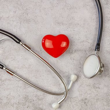 Steteskop ve gri arka plan üzerinde kalp