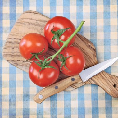 Bir demet domates, üst görünüm, kesme tahtasında.