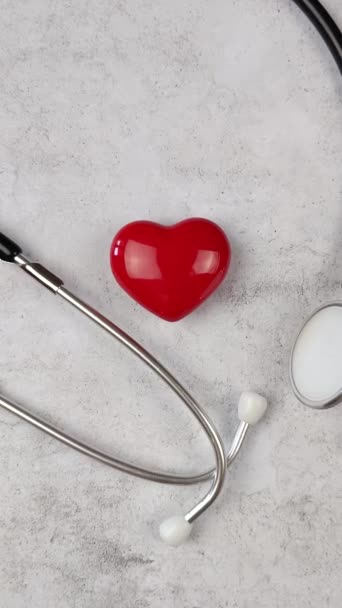 听诊器和灰色的背景上的心 — 图库视频影像