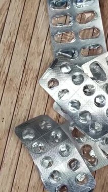 Boş tablet kabarcıkları, yakın plan, masanın üstünde.