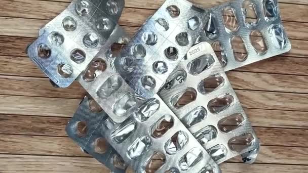 Lege Blisterverpakkingen Met Tabletten Close Een Tafel — Stockvideo