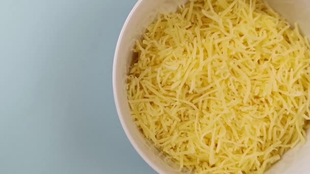 烤奶酪 放在盘子里 — 图库视频影像