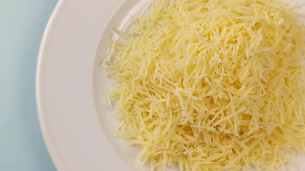 Τριμμένο Τυρί Κοντινό Πιάτο — Αρχείο Βίντεο