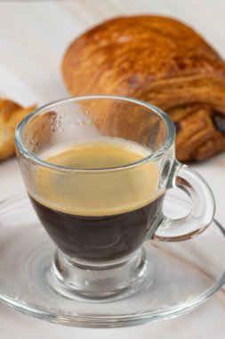 Ay çöreği, çikolatalı ekmek ve kahve, yakın plan, masanın üstünde.