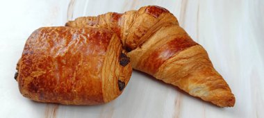 Ay çöreği ve çikolatalı ekmek, yakın plan, masanın üstünde.