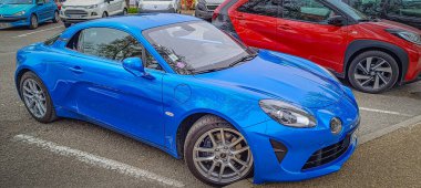 Vaison la romaine, Vaucluse, Fransa - 04072024: mavi bir A110 Alp otomobilinin yakın çekimi