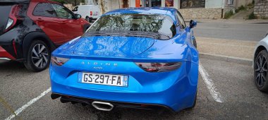 Vaison la romaine, Vaucluse, Fransa - 04072024: mavi bir A110 Alp otomobilinin yakın çekimi