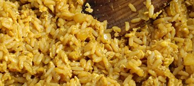 Tavada pilav pişirirken yakın plan.