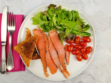 Füme somon dilimleri, yakın plan, tabakta.