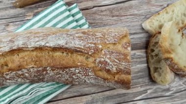 Ekmek, yakın plan, masanın üstünde.