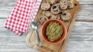Yeşil tapenade ve zeytinli ekmek, yakın plan.