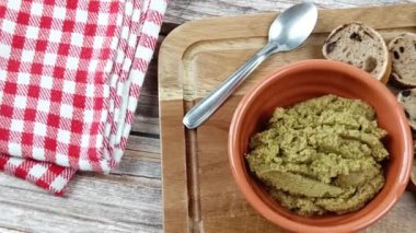 Yeşil tapenade ve zeytinli ekmek, yakın plan.